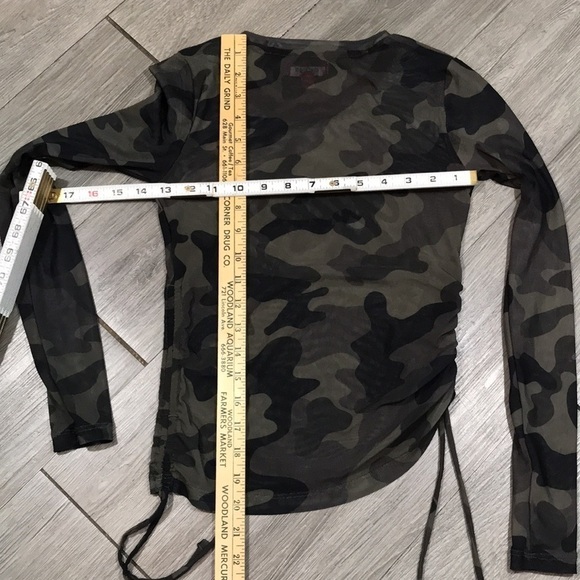 Guess Sheer Camouflage Insignia Baby Cinched Side Tee size XS - Picture 7 of 7